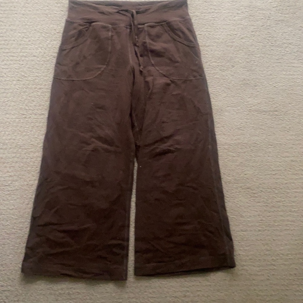 Lululemon cropped pants.
